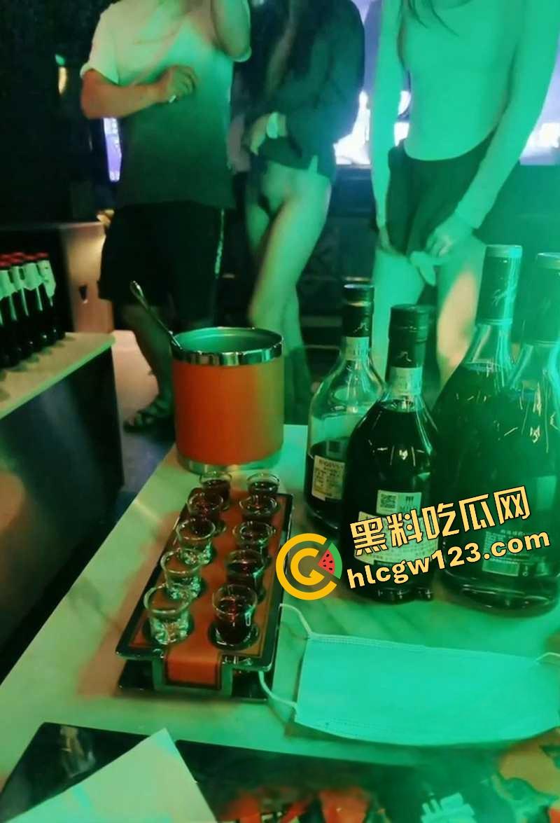 人妻疯到这地步？极品人妻小鲸鱼KTV露逼淫舞撩汉，闺蜜脱奶同台共演，现场一片荷尔蒙废墟！-13