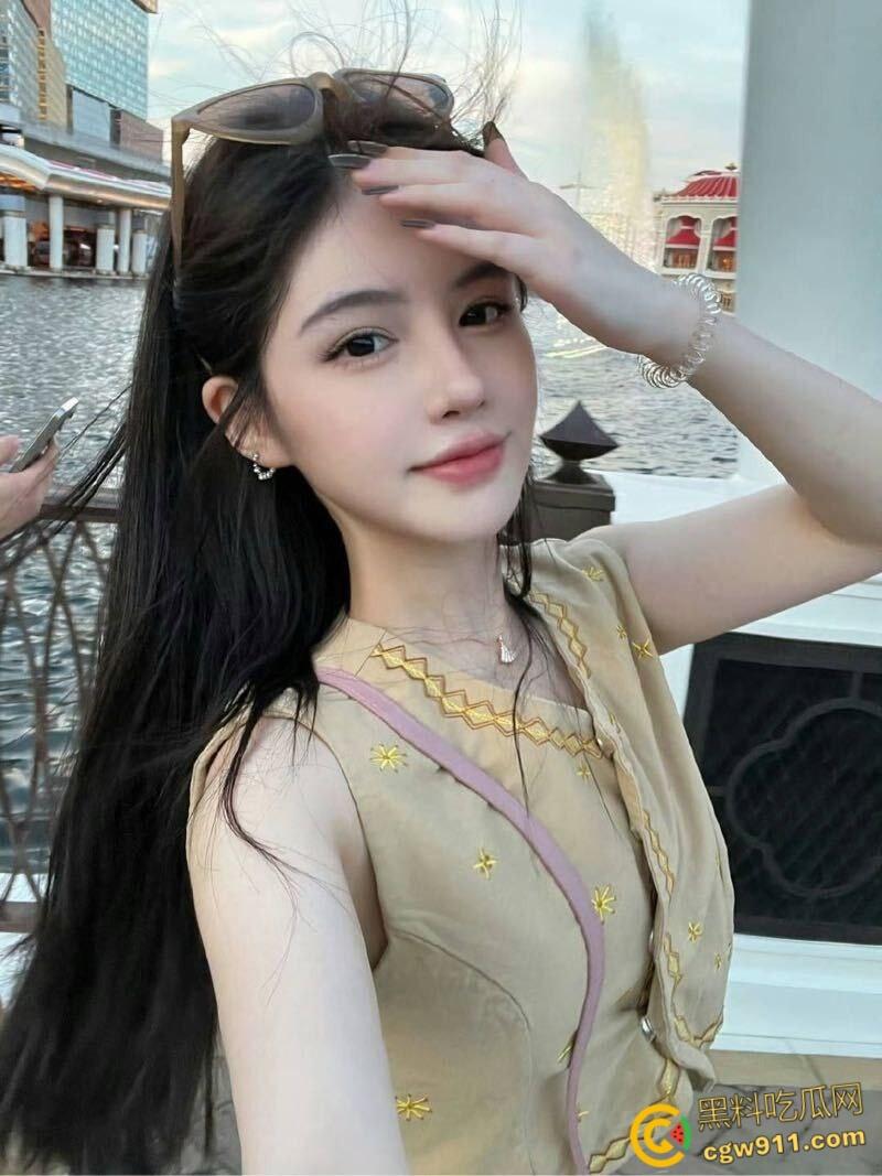 饥渴妹妹请哥哥吃饭，凉亭皮裙肉丝户外露出，扒开哥哥内裤疯狂吃鸡，被哥哥爆操到连连娇喘求饶！-1