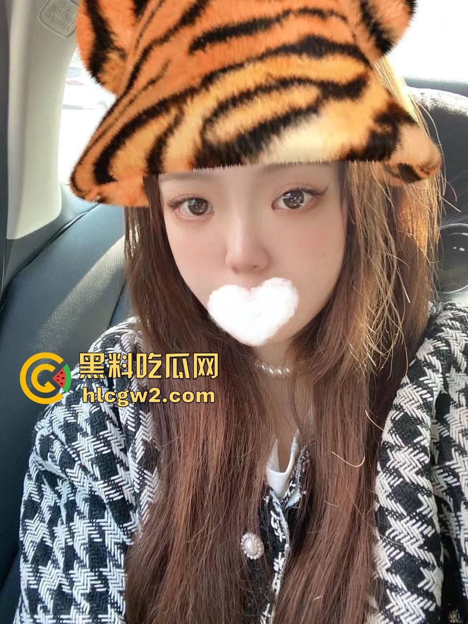 安徽骚气小妖精『唐悦心』 毛衣配肥臀腿又细又长,撅着出水得粉嫩鲍 肥臀一撅坐脸杀,男友直接沦陷!-6