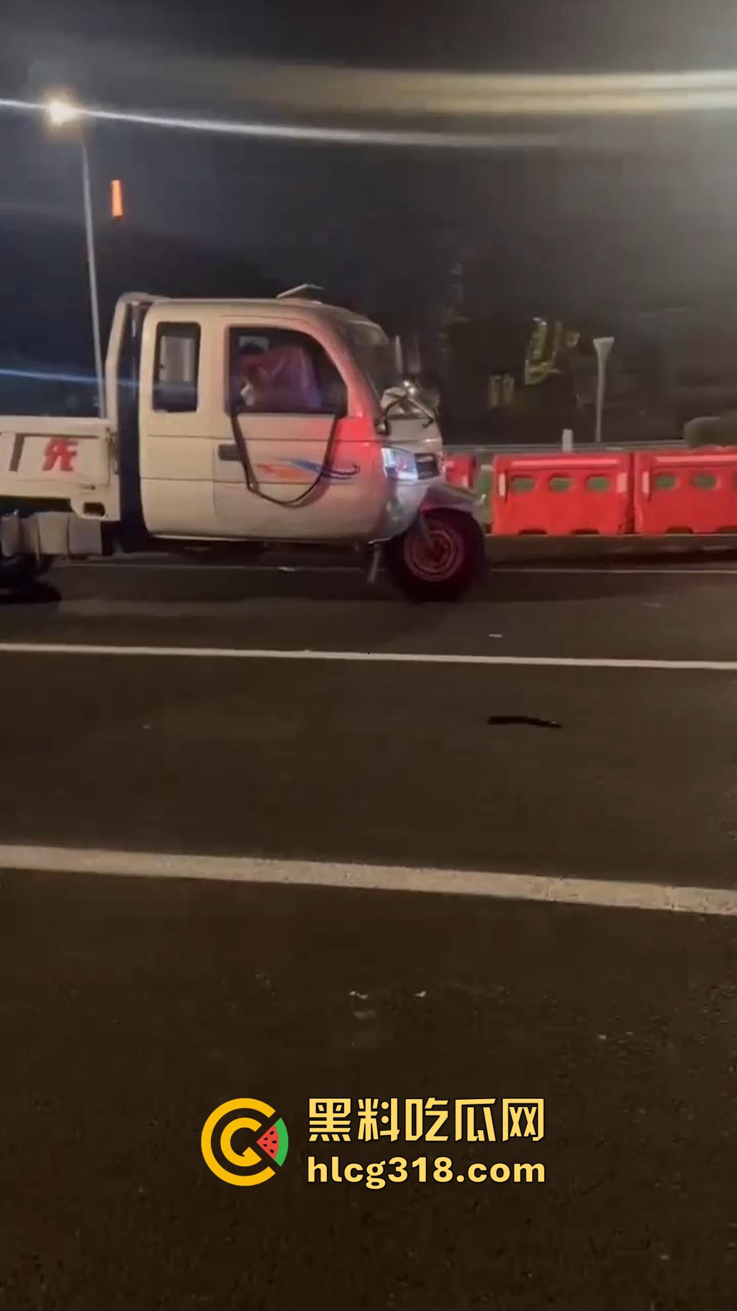 三轮车大爷路边实战清纯学生妹，车震视频曝光抖音狂传，观音坐莲抽到车架变形，这是低保换来的幸福吗？-3