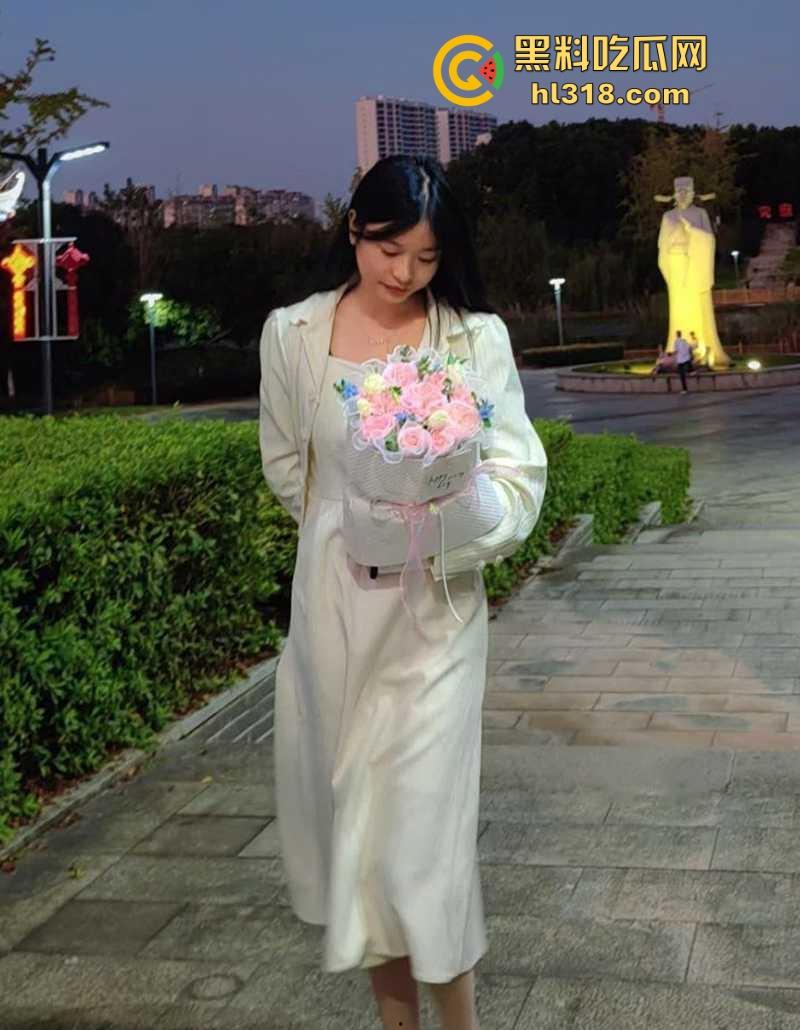 长春师范学院美术老师【秦诗诗】悬空抱起大力猛操，主动上位骑乘榨精，反差本性完美暴露！-2