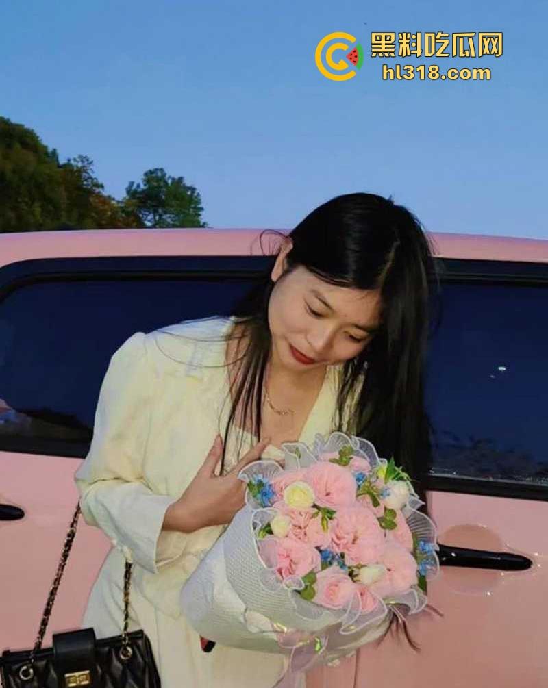 长春师范学院美术老师【秦诗诗】悬空抱起大力猛操，主动上位骑乘榨精，反差本性完美暴露！-5