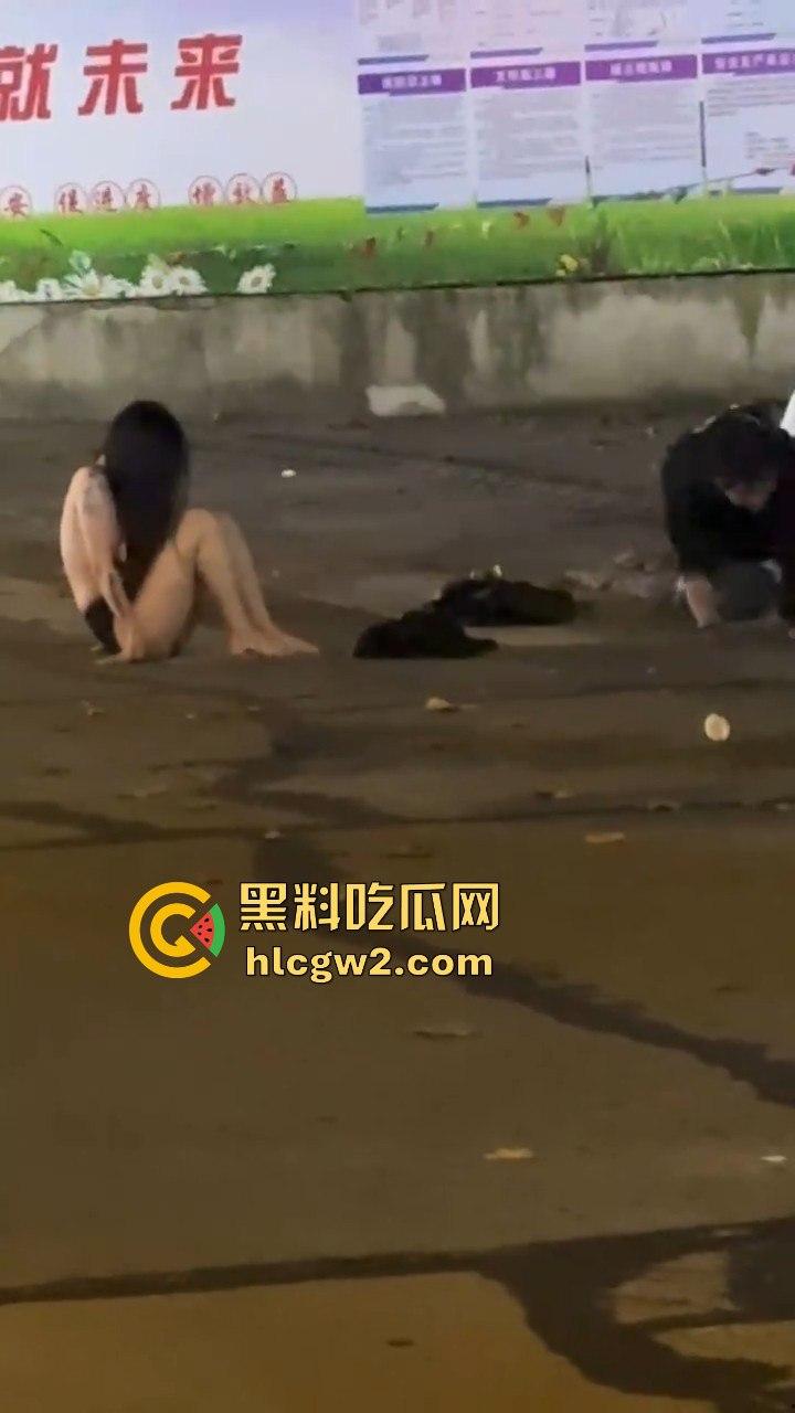 宁波情侣喝多街头吵架 男方直接扒女孩衣服裤子 女的索性光着走大街上！这丢人现眼的，第二天上头条！-1