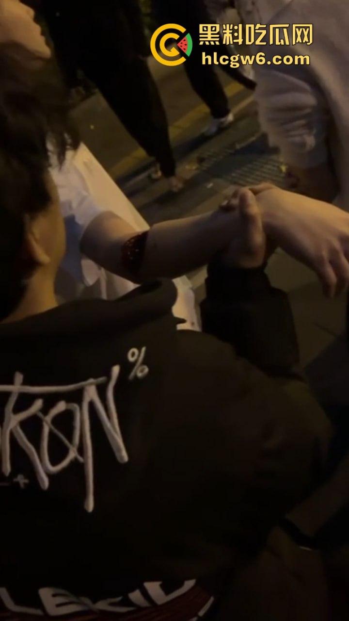 玩大了！江西南昌毛头小伙街头拼刀 装逼青年情绪失控砍断对方手劈 现场血腥视频流出人还挺淡定？-2