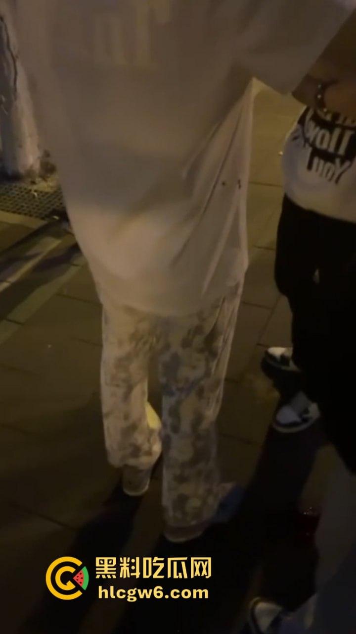 玩大了！江西南昌毛头小伙街头拼刀 装逼青年情绪失控砍断对方手劈 现场血腥视频流出人还挺淡定？-3