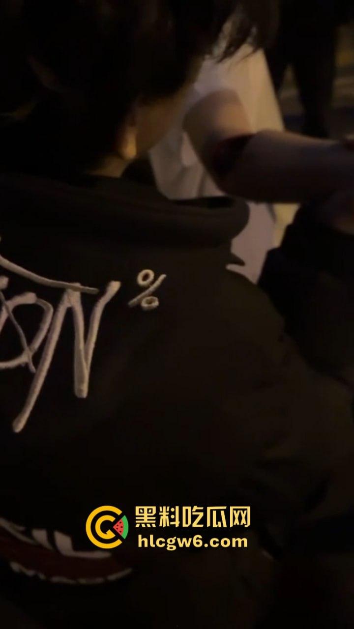 玩大了！江西南昌毛头小伙街头拼刀 装逼青年情绪失控砍断对方手劈 现场血腥视频流出人还挺淡定？-4