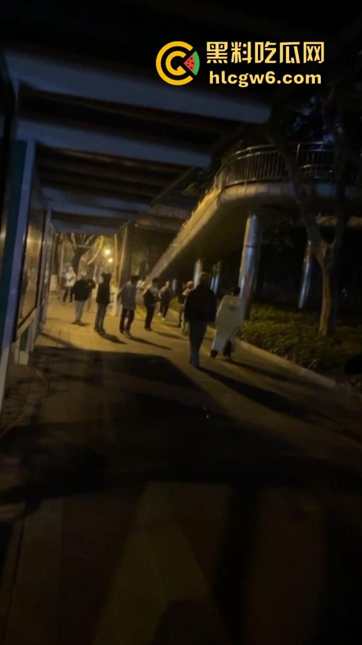 玩大了！江西南昌毛头小伙街头拼刀 装逼青年情绪失控砍断对方手劈 现场血腥视频流出人还挺淡定？-5