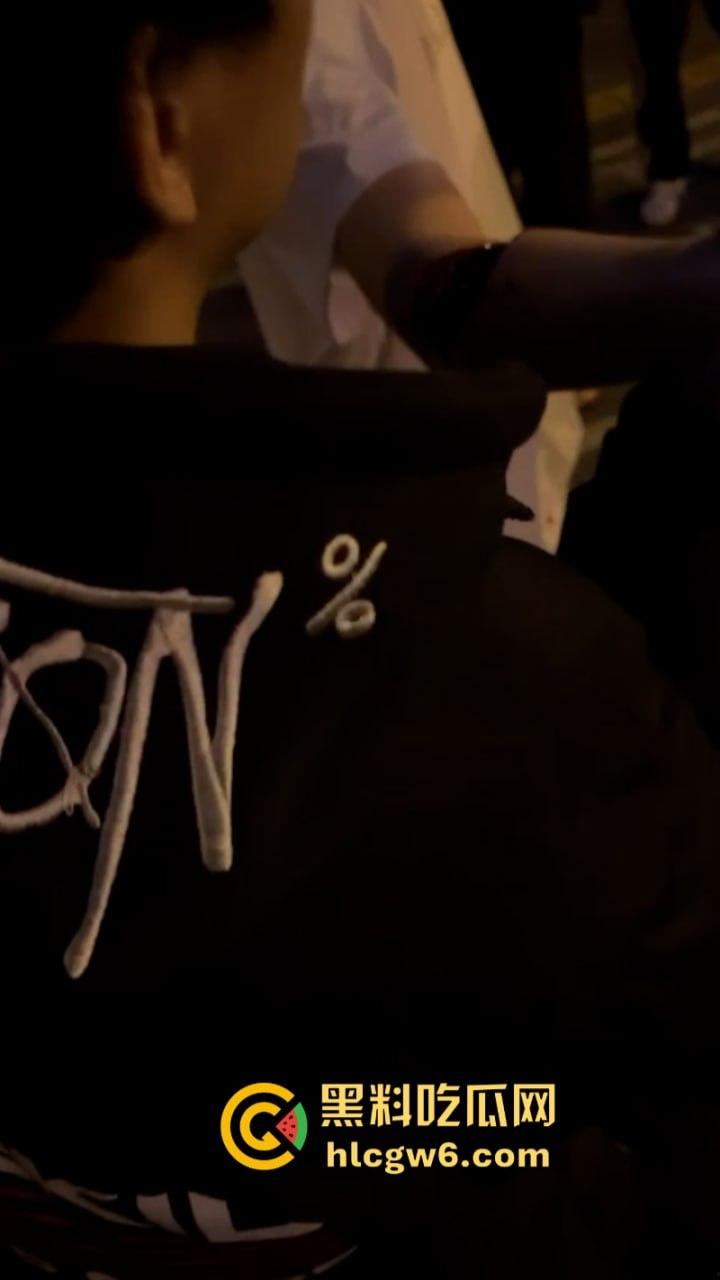 玩大了！江西南昌毛头小伙街头拼刀 装逼青年情绪失控砍断对方手劈 现场血腥视频流出人还挺淡定？-6