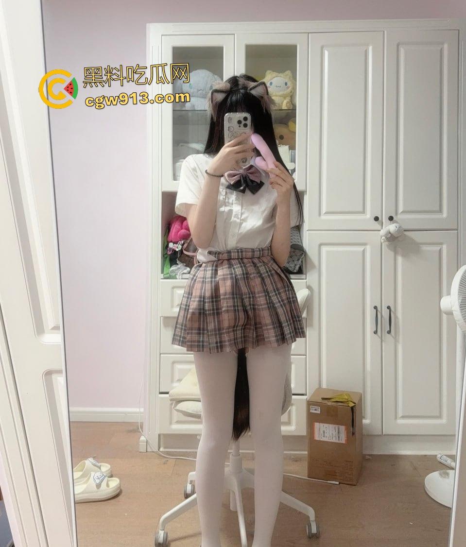 抖音网红【悠哉大王】反差爆表!可爱身材还丰满,撕黑丝露骚逼,这可不是一丁点的反差!-2